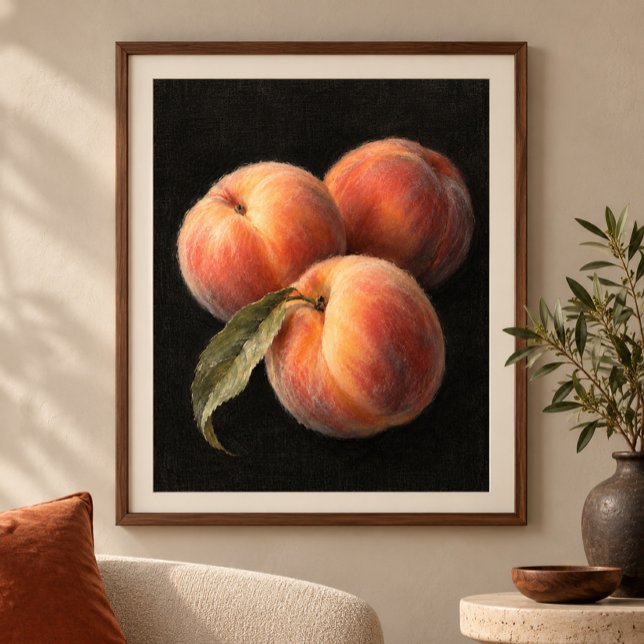 Pêches sur une impression d'art en lin noir (Styled display of Peaches on Black Linen Art Print. Frame, mat and furnishings shown for illustration; select framing options separately.)