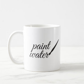 Peignez la tasse de l'eau