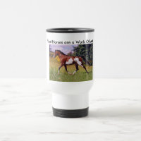 Peignez la tasse de trot de cheval