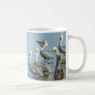 Pélicans amusants sur la Mug de café de plage
