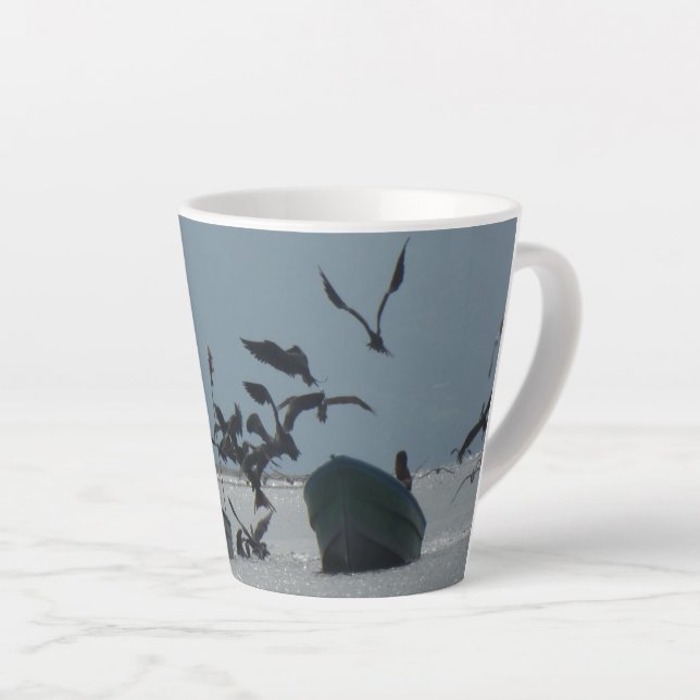 Pélicans autour des bateaux de pêche Latte Mug (Angle droit)