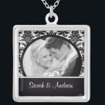 Pendentif blanc de damassé de noir de photo de<br><div class="desc">Collier blanc et noir de photo de couples de mariage de photo de damassé !  Cadeau parfait pour nouvellement les couples d'épouser !</div>