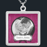 Pendentif de damassé de rose de noir de photo de<br><div class="desc">Collier rose et noir de photo de couples de mariage de photo de damassé !  Cadeau parfait pour nouvellement les couples d'épouser !</div>