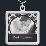 Pendentif de damassé de rose de noir de photo de<br><div class="desc">Collier rose et noir de photo de couples de mariage de photo de damassé !  Cadeau parfait pour nouvellement les couples d'épouser !</div>