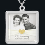 Pendentif photo Mariage des célébrations du 50e an<br><div class="desc">AJOUTEZ VOTRE PHOTO — Élégant et romantique style traditionnel personnalisé Pendentif photo du 50e anniversaire Mariage. Le charme Vintage est paré de ruban victorien et de monogramme. Il suffit d'ajouter les noms ou la date mariage de la mariée et de la mariée pour créer un cadeau unique et unique pour...</div>