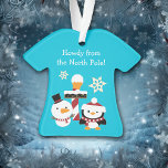 Penguin Snowman Pôle Nord Enfants Noël<br><div class="desc">Sur ce joli ornement de Noël pour enfants, un mignon bonhomme de neige et pingouin caricaturale apportez des voeux de vacances à votre enfant! Le bonhomme de neige et le manchot se tiennent devant un poteau rayé rouge et blanc avec un panneau indiquant le pôle Nord avec un flocon flottant...</div>