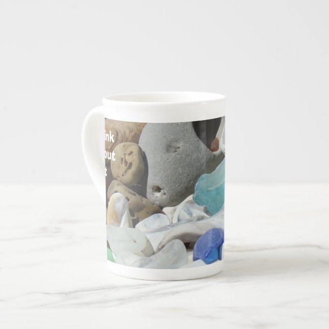 Pensez cela les fossiles de Seaglass de tasses de (Devant gauche)