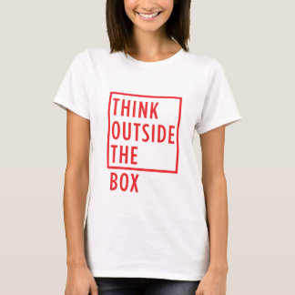 Pensez en dehors des femmes de T-shirt de boîte