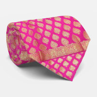 Pensez la soie rose de Saree dans la cravate