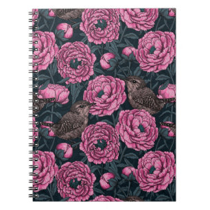 Peonies et brunes sur carnet gris foncé