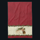Père Noël vintage et serviette de cuisine Holly<br><div class="desc">Image victorienne magnifiquement restaurée de Père Noël avec des chuchotements fluides et des couronnes de verdure dorée soufflant une trompette d'or proclamant une joyeuse salutation de Noël. L'image est encadrée par une bande de saint sur un arrière - plan damassé en relief rouge.</div>