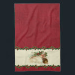 Père Noël vintage et serviette de cuisine Holly<br><div class="desc">Image victorienne magnifiquement restaurée de Père Noël avec des chuchotements fluides et des couronnes de verdure dorée soufflant une trompette d'or proclamant une joyeuse salutation de Noël. L'image est encadrée par une bande de saint sur un arrière - plan damassé en relief rouge.</div>