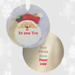 Père Noël Vous Voit Enfants Jouer Photo<br><div class="desc">Un joli Père Noël ludique regardant du côté; Il voit Qui? Père Noël te voit. Customisez à l'envers avec vos photos et vos noms pour d'adorables trésors de conservation. L'ornement du Père Noël dans l'image semble fait à la main. Cette image est une photo originale de Noël par JLW_PHOTOGRAPHY</div>