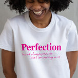 Perfection de travailler sur son slogan t-shirt ro<br><div class="desc">La perfection n'est pas toujours possible,  mais je travaille sur elle le t-shirt de slogan typographique. Encouragez votre propre perfection avec ce t-shirt de slogan perfectionniste amusant,  idéal pour ceux qui se promènent pour une vraie perfection. Photo de Sarah Trett.</div>