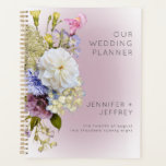 Peri White Mauve Floral Mariage moderne<br><div class="desc">Ce design se compose d'un bouquet souple et simple, bleu périwinkle, rose mauve poussiéreux, blanc crème, rose rose, et de fleurs jaunes douces et de verdure botanique sur un arrière - plan rose pâle et blanc mauve doux. C'est délicat et élégant, moderne mais à l'ambiance vintage. Créé par Simply Farmhouse...</div>