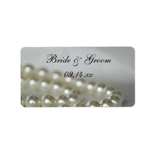 Perles blanches épousant des étiquettes de faveur