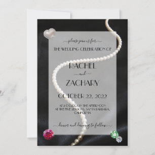 Perles et bijoux élégants sur Mariage satiné noir