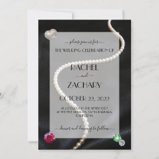 Perles et bijoux élégants sur Mariage satiné noir