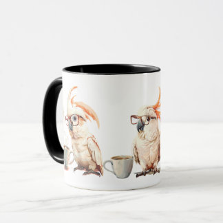 Perroquet blanc appréciant une tasse de café.