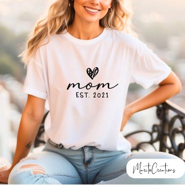 Personalised T-shirt for mum with the phrase MOM  (Créateur téléchargé)