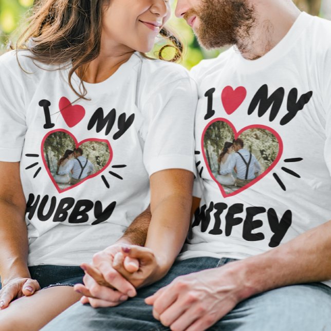 Personnalisable J'Aime Mon T-Shirt [Hubby/Wifey] (Couple look at eachother with matching shirt that say: "I love My Hubby, I Love My Wifey".)