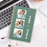 Personnalisé 3-Photo Eucalyptus Green 2024<br><div class="desc">Customisez facilement ce planificateur moderne en remplaçant les trois exemples d'images par vos photos carrés préférées. Ajoutez votre nom ou vos initiales de monogramme et l'année en typographie blanche croustillante sur un arrière - plan vert eucalyptus tendance.</div>