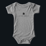 Personnalisé Initial est pour Nom mignon suet simp<br><div class="desc">Cet adorable t-shirt pour bébé présente un design minimaliste et rétro-moderne, avec l'initiale et le nom de votre petit dans une police simple et douce. Parfait pour les bébés qui aiment le garder élégant mais sobre, cette chemise personnalisée est une façon réfléchie et unique de célébrer leur individualité. Un joli...</div>