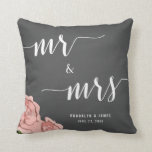 Personnalisé M. Et Mme Chalkboard Mariages Coussin<br><div class="desc">Personnalisé M. et Mme mariage de tableau noir floral coussins avec fleurs roses et texte personnalisable - vous pouvez ajouter le nom de la mariée et du marié et la date du mariage</div>
