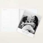 Personnalisé Moderne Chic Mariage de noms de photo<br><div class="desc">Moderne et chic, ce wedding planner mignon présente votre photo préférée à côté de vos noms dans la belle calligraphie de script ainsi que la date de vos noces. Customisez ceci pour en faire votre propre et il est sûr de mettre un sourire sur votre visage chaque fois que vous...</div>