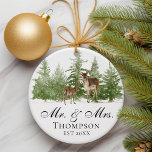 Personnalisé Mr. And Mrs. Husband and Femme Custom<br><div class="desc">Fêtez le voyage d'un couple marié avec notre personnalisation Mr et Mrs Mari et Femme Custom Ornament. Ce vêtement de tradition sert de gardien chéri, commémorant leur premier Noël en tant que mari et femme. Décoré d'un cerf charmant et d'une forêt et d'un design d'inspiration naturelle, il saisit la beauté...</div>