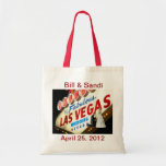 Personnaliser le sac Mariage Las Vegas<br><div class="desc">Personnalisez le sac Mariage Las Vegas,  avec la mariée et le marié debout devant le panneau Fabulous Las Vegas ! Fera de grands cadeaux pour votre demoiselle d'honneur !</div>