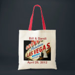 Personnaliser le sac Mariage Las Vegas<br><div class="desc">Personnalisez le sac Mariage Las Vegas,  avec la mariée et le marié debout devant le panneau Fabulous Las Vegas ! Fera de grands cadeaux pour votre demoiselle d'honneur !</div>