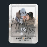 Personnalisez | Heureusement après | Magnet de con<br><div class="desc">Personnalisez | Heureusement après | keepsaké Magnet. Un mariage garde avec la photo du couple mariage et les noms et la date du mariage. customisez-le en changeant la photo et les noms de la mariée et du marié ainsi que la date du mariage. Pour plus de personnalisation, n'hésitez pas à...</div>