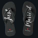 Personnalisez les tongs juste mariés en noir<br><div class="desc">Ces adorables tongs noires présentent "Just Married" et votre nom personnalisé en imprimé blanc avec un coeur rouge</div>