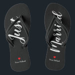 Personnalisez les tongs juste mariés en noir<br><div class="desc">Ces adorables tongs noires présentent "Just Married" et votre nom personnalisé en imprimé blanc avec un coeur rouge</div>