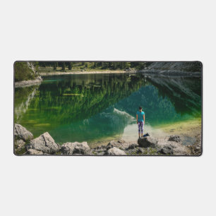 Personne au lac de montagne