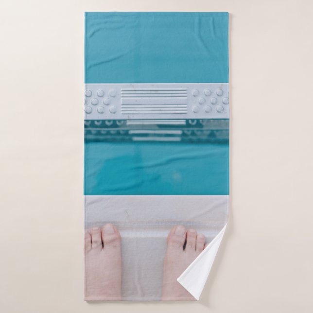 Personne debout sur l'échelle de la piscine (Serviette de bain)