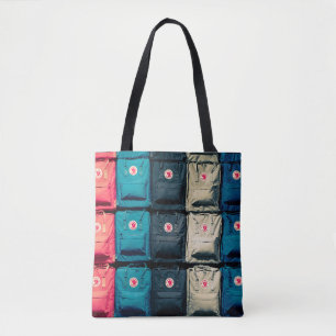 Personne montrant des sacs assortis