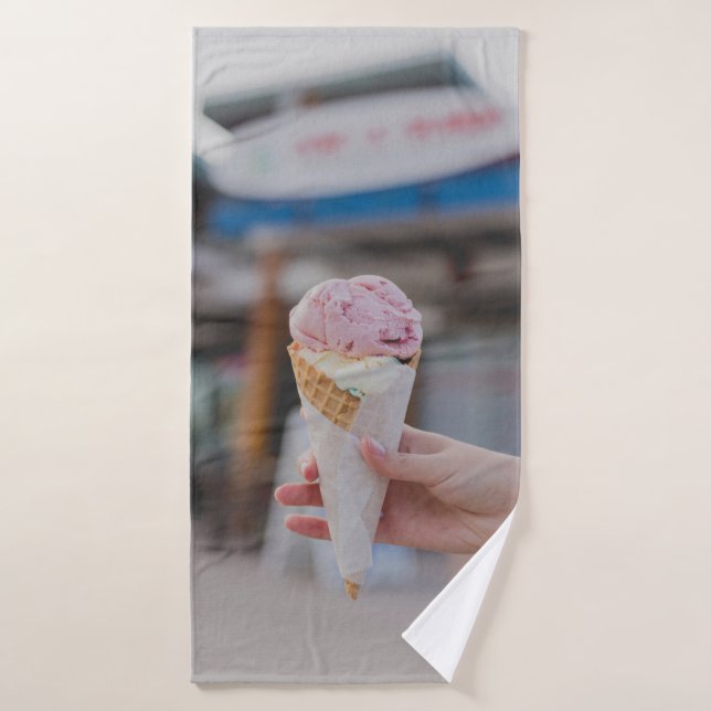 Personne tenant de la crème glacée à la fraise (Serviette de bain)