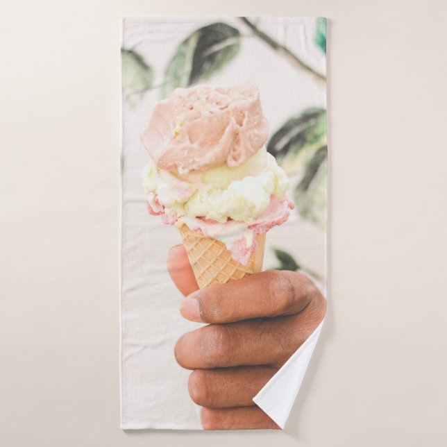 Personne tenant un cône de crème glacée avec trois (Serviette de bain)