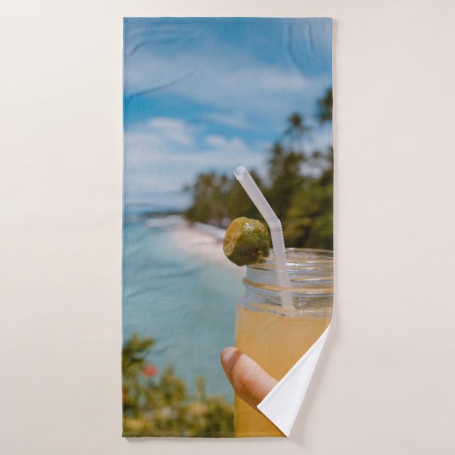 Personne tenant un pot de mason rempli de jus à (Serviette de bain)