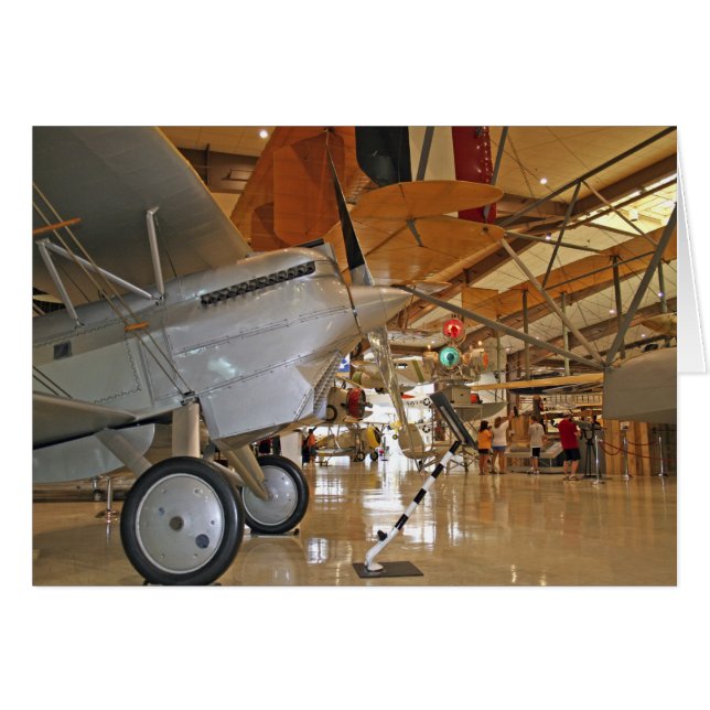 Personnes visitant le Musée national de l'aviation (Devant horizontal)