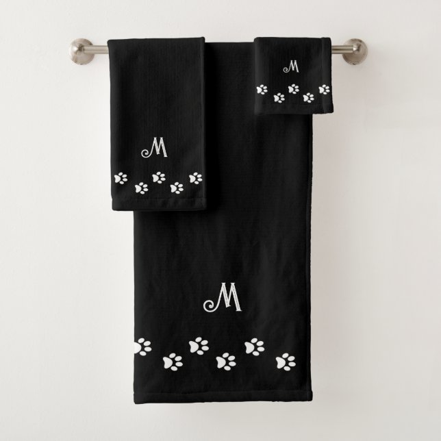Pet Paws & Monogram on Black (En situation)
