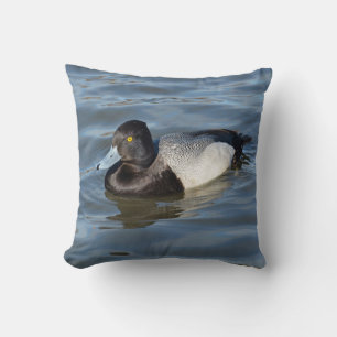 Petit canard à bec sur un oreiller à lancer