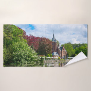 Petit château près du lac à Bruges, Belgique