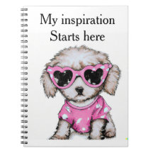 Petit chiot de caniche en carnet de lunettes roses