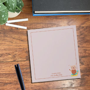 Petit Chouette Sur Un Bloc-Notes Pour Un Professeu