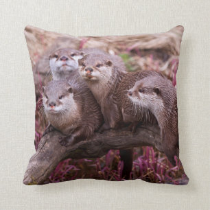 Petit coussin griffé de loutres