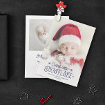 Petit faire-part de naissance photo de flocon de n<br><div class="desc">Diffusez la nouvelle de votre dernier ajout à votre famille avec cette carte de faire-part de naissance de Noël et d'hiver. Customisez facilement l'avant de la carte avec le nom et la date de naissance de votre bébé, et avec l'une de vos photos préférées de nouveau-nés avec un joli script...</div>