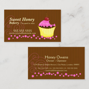 Petit gâteau rose mignon avec des cartes de visite